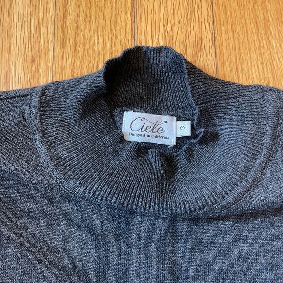 Long sleeve mock neck cielo sweater. Size small - Picture 2 of 2